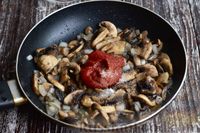 Горбуша, тушенная в томатном соусе с грибами
