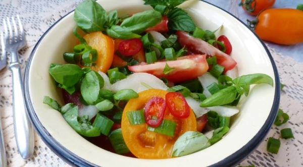 Салат из дыни и помидоров с базиликом