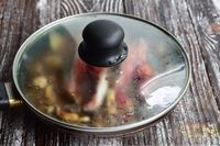 Горбуша, тушенная в томатном соусе с грибами