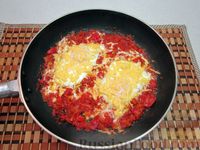 Пряная яичница с помидорами и сыром